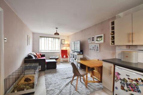 Ramleaze Drive, Salisbury         ... 2 bed maisonette for sale
