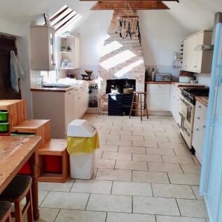 5 bedroom semi-detached house for sale