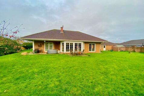 4 bedroom detached bungalow for sale