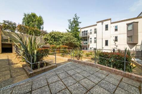 Cawnpore Street, Crystal Palace... 2 bed flat for sale