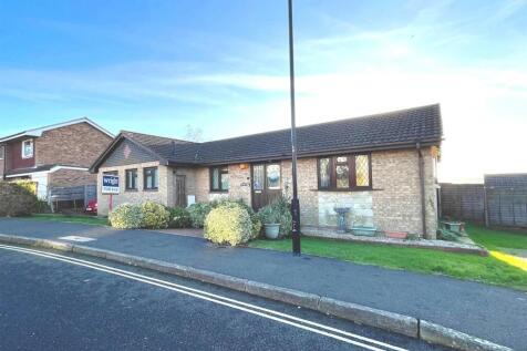 Old Road, East Cowes 4 bed detached bungalow for sale