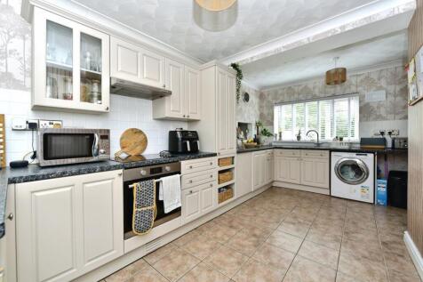 The Square East, Sunnyside... 3 bed semi