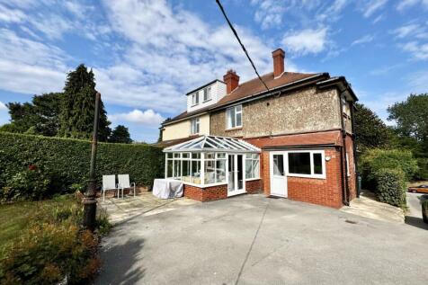 Scalby Road, North Yorkshire YO12 3 bed semi