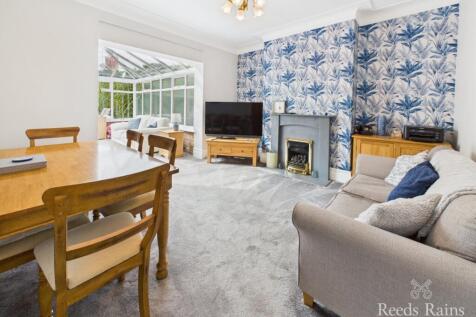 Scalby Road, North Yorkshire YO12 3 bed semi