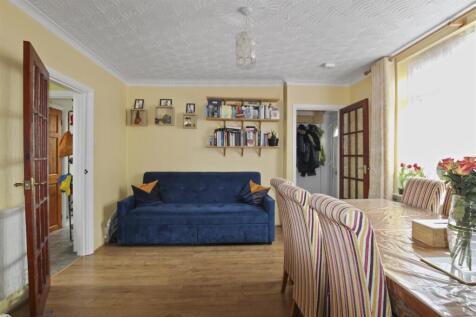 Allen Road, Irthlingborough 3 bed semi