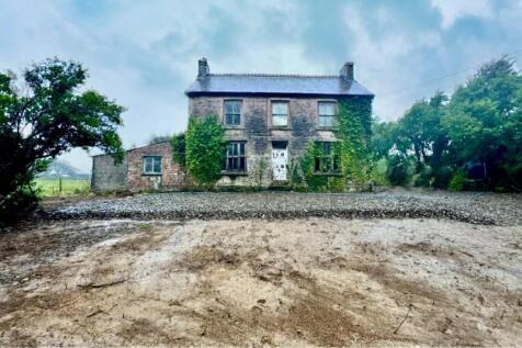 Clynderwen 3 bed property with land for sale