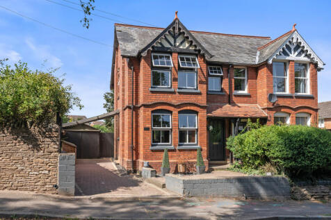 3 bedroom semi-detached house for sale