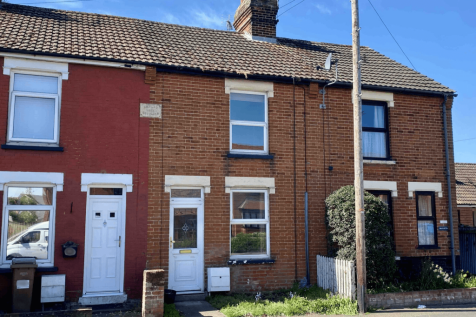 High Street, Walton, IP11 2 bed terraced house for sale
