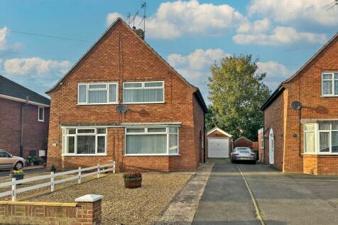 2 bedroom semi-detached house for sale