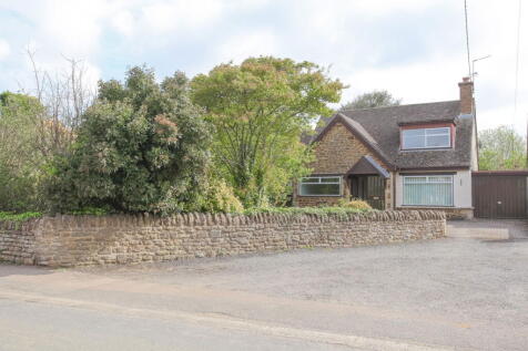 Main Road, Middleton Cheney 3 bed chalet for sale
