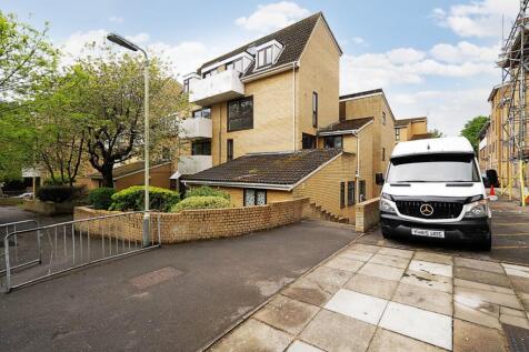 Frogmore, Hampshire PO14 2 bed flat for sale