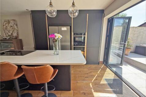 4 bedroom end of terrace house for sale