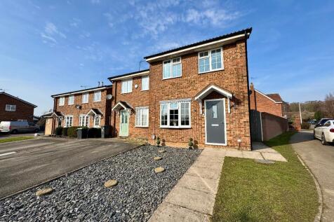 Farm Close, Ampthill, Bedfordshire... 3 bed semi