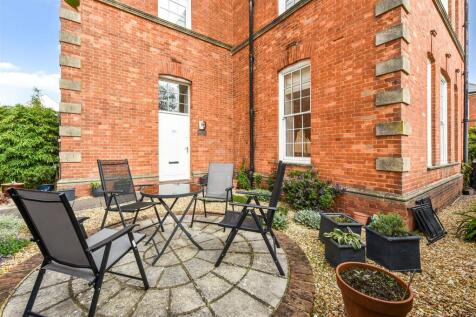 Longley Road, Chichester 2 bed apartment for sale