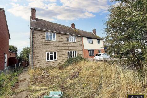 Egbert Gardens, Wickford, Essex, SS11... 3 bed semi