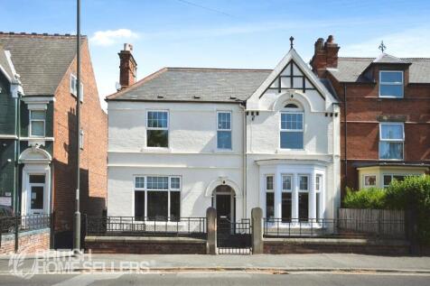 5 bedroom semi-detached house for sale