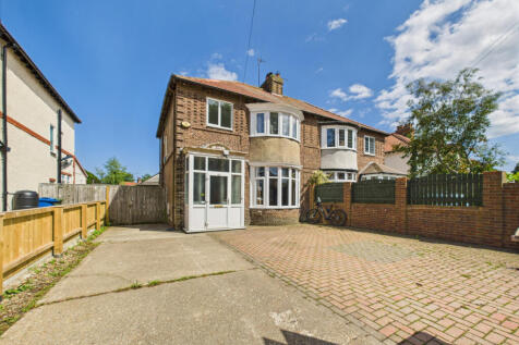 St Aidan Road, Bridlington, YO16 7SP 3 bed semi