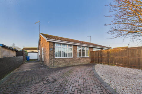 Castle Close, Leconfield, HU17 7NX 2 bed semi