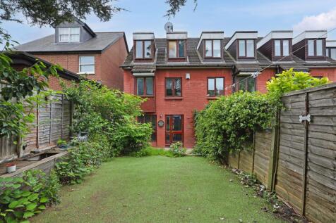 4 bedroom end of terrace house for sale