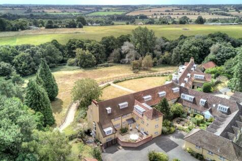 5 bedroom end of terrace house for sale