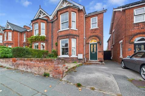 Maldon Road, Colchester, Essex, CO3 3 bed semi