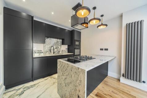 Croft Gardens, Hanwell, London, W7 2 bed flat for sale