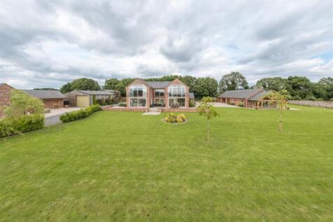 An outstanding detached family... 6 bed detached house for sale