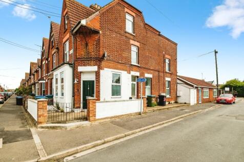 Queen Street, Littlehampton, West Sussex 2 bed apartment for sale