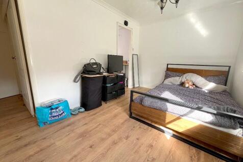 Studio flat for sale