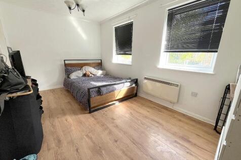 Studio flat for sale