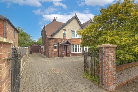 Manchester Road, Lostock Gralam... 3 bed semi
