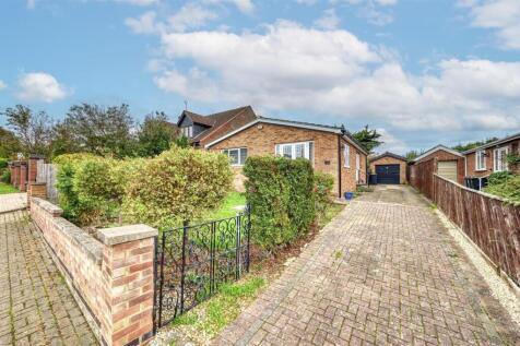 Russell Way, Higham Ferrers 2 bed detached bungalow for sale