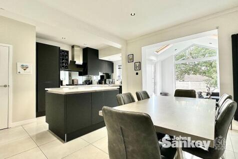 Berry Hill Road, Mansfield, NG18 3 bed semi