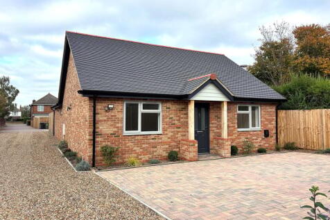 Shefford Road, Shefford, SG17 2 bed bungalow for sale