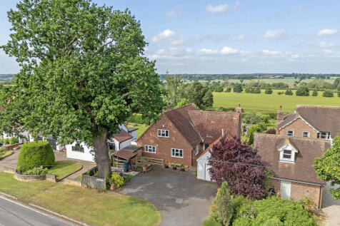 Chelmsford Road, Felsted, CM6 3 bed detached house for sale
