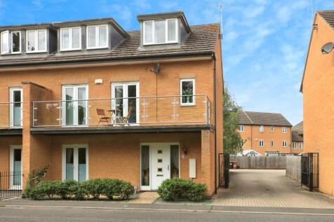 4 bedroom semi-detached house for sale