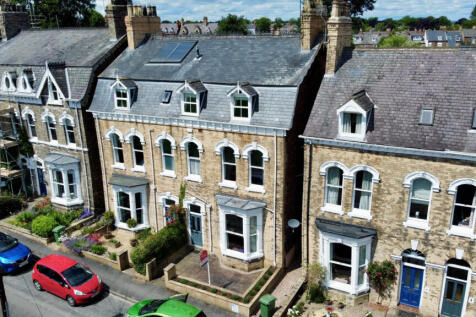 St Giles Croft, Beverley, HU17 8LA 6 bed semi