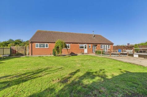 Barmston Lane, Woodmansey, HU17 0TP 5 bed detached bungalow for sale