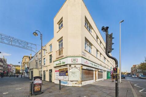 End of terrace house for sale