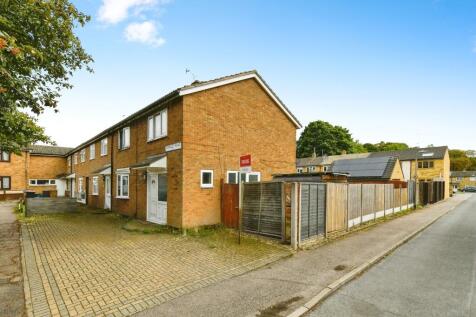 4 bedroom end of terrace house for sale