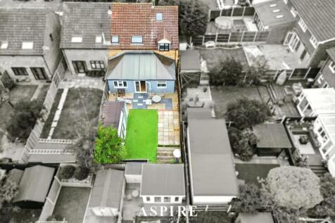 5 bedroom semi-detached house for sale