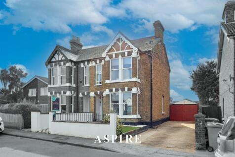 4 bedroom semi-detached house for sale