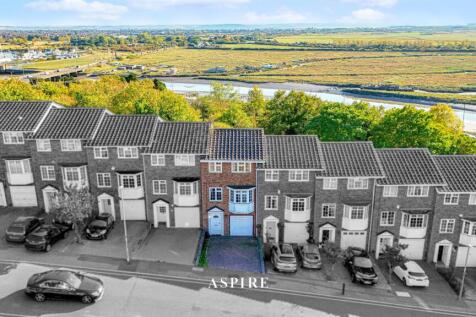 3 bedroom town house for sale