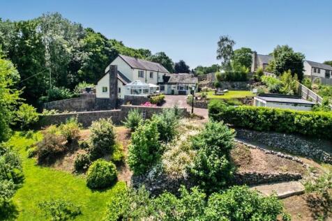 COUNTRY HOUSE 0.75 acres, Brockwells... 5 bed detached house for sale