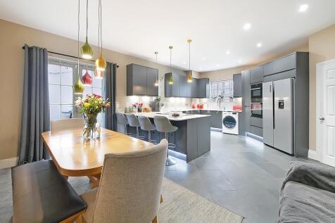 5 bedroom end of terrace house for sale