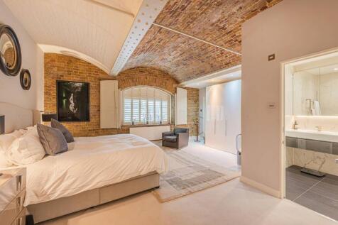 East Smithfield, St Katharine Docks... 4 bed flat for sale