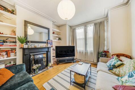 Franciscan Road, Tooting Bec, London... 2 bed flat for sale