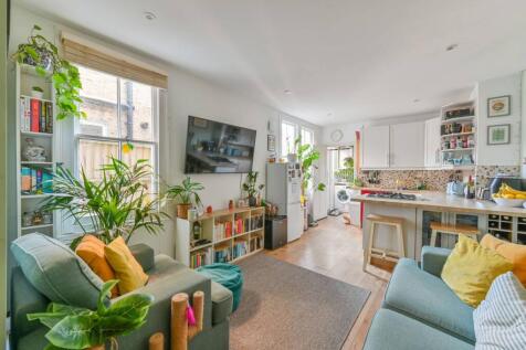College Road, Colliers Wood, London... 2 bed flat for sale