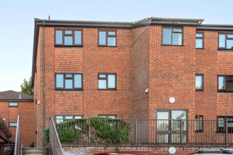 Kaybridge Close, High Wycombe... 2 bed apartment for sale