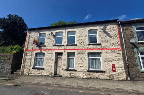 69 Llewellyn Street, Pontygwaith... 2 bed flat for sale
